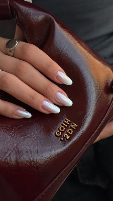 Unhas peroladas claras feitas pela Duda
